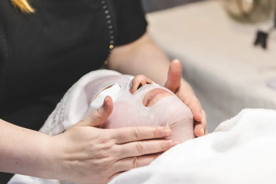 Ansiktsbehandling med maske
