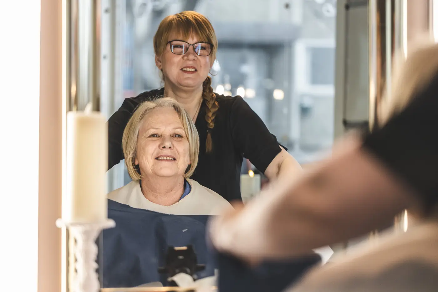 Veronica Strand og en kunde foran speilet i salongen